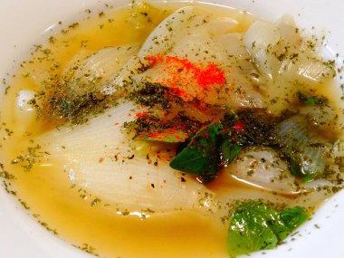 Lezzetli Asya çorbasının yakın plan görüntüsü