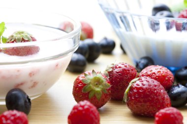 Taze çilek ve nane yapraklı yoğurt. 