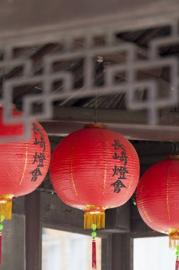 Tapınakta geleneksel Asya kırmızı fenerleri
