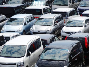 Arabalar yola park edilmiş..