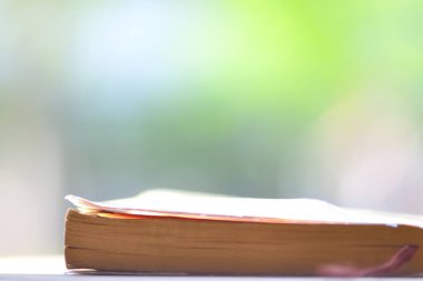 Bulanık arkaplan ve eğitim kavramı üzerine açılan kitap 