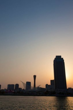 Kobe Harborland 'ın akşam manzarası, Chuo-ku, Kobe, Japonya' da alışveriş bölgesi.