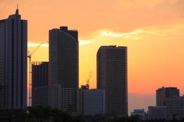 Japon şehrinin modern gökdelenlerine sahip manzaralı bir şehir. 