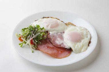 Beyaz arka planda jambonlu sahanda yumurta