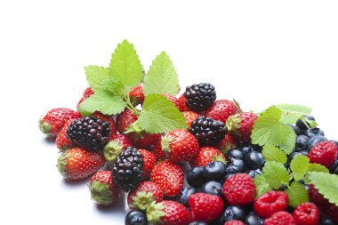 beyaz zemin üzerine taze ve lezzetli meyveler  