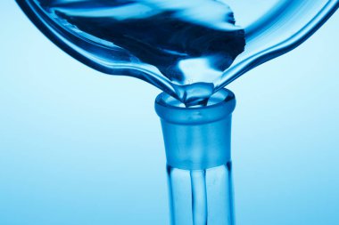 Mavi arka planda laboratuvar camları var. Laboratuvarda kimyasal test, bilim konsepti                            