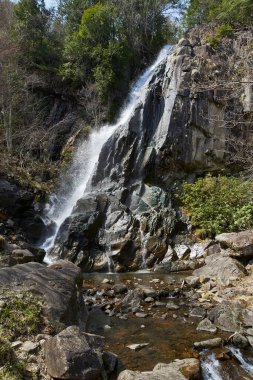 Dağdan Su Düşüyor