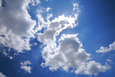 Güzel mavi gökyüzü ve beyaz bulutlar doğa arkaplanı       