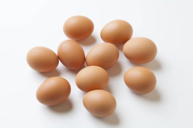 Beyaz arka plan üzerinde kahverengi tavuk yumurtası 