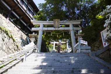 Saygıdeğer bir Japon tapınağının manzaralı tasviri