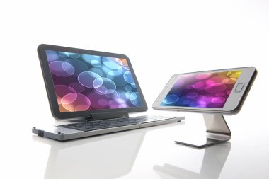 Boş ekranlı dizüstü bilgisayar ve telefonun 3 boyutlu görüntülenmesi beyaz ekranda izole edildi