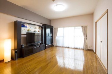 Modern odadaki minimalist tasarımı ve şık konforları inceliyorum..