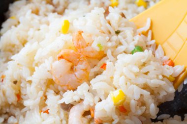 Asya yemeği, karides, sebze ve baharatlı pirinç.