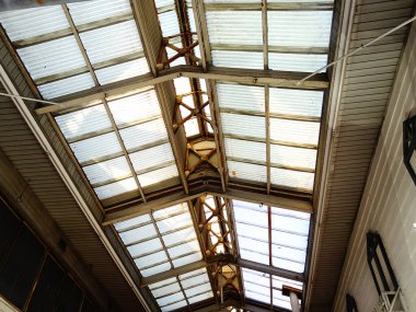 Şehirde pencereleri olan terk edilmiş eski bir bina.