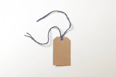 boş fiyat etiketinin dizgiye bağlı olduğu yakın plan görünümü.