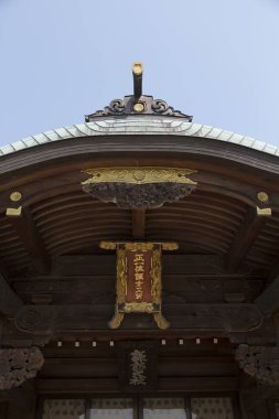 Eski Japon türbesi çatısının detaylı yakın çekim görüntüsü