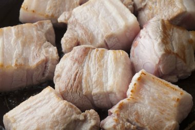 Kızartma tavasında domuz parçaları