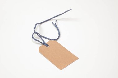 boş fiyat etiketinin dizgiye bağlı olduğu yakın plan görünümü.