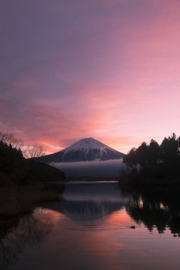 Gün batımında Fuji Dağı 'nın güzel manzarası