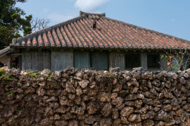 Okinawa 'da taş duvarlarla çevrili geleneksel bir ev.