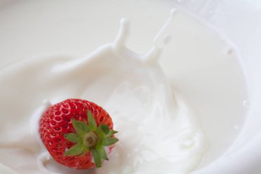 Yoğurdun içine dökülen taze çilek. sağlıklı kahvaltı