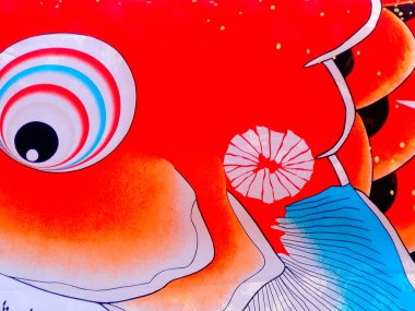 Japon sazan balığı şeklinde yelkenli Koinobori 'nin yakın görüntüsü, 5 Mayıs' taki Çocuk Bayramı 'nı kutlamak üzere Nisan' dan Mayıs 'ın başına kadar Japonya' da asılı duruyor.