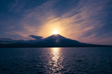 Japonya 'daki gölden Fuji Dağı' nın üzerinde güzel bir günbatımı.
