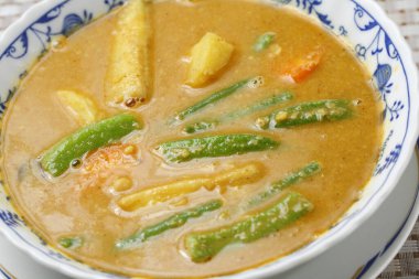 Masaya yakın çekim Asya mutfağı.