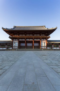 Tarihi bir Japon tapınağının manzaralı görüntüsü