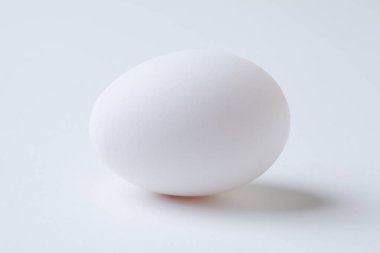 Beyaz arka planı olan tavuk yumurtası