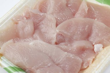 Plastik kabın içinde taze tavuk filetosu, yakın plan.  