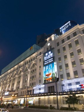 Geceleri parlayan şehir yapılarına büyüleyici bir bakış açısı..