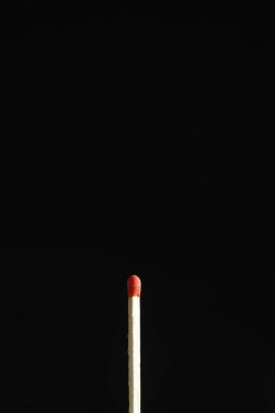 Siyah arkaplanda ahşap eşleşme