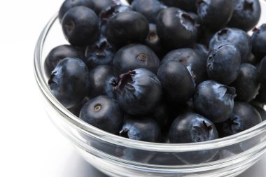 Beyaz arka planda taze yaban mersini kasesi 