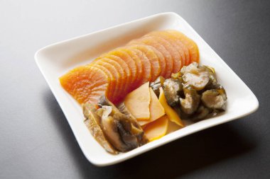 Lezzetli Asya yemeklerinin yakın görüntüsü. Terbiye edilmiş havuç ve mantar.