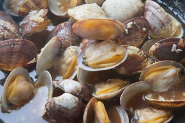 Lezzetli Japon mutfağı, buğulanmış midyeler.