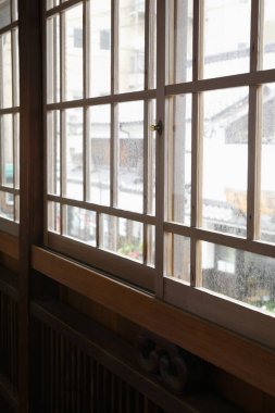 Geleneksel Japon evinin içindeki ahşap pencere.       