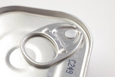 Alüminyum teneke kutu beyaz arkaplanda izole edildi, kapat