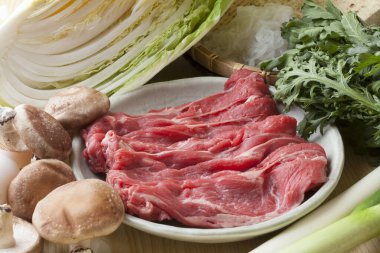 Pişirmek için taze çiğ et ve sebze.