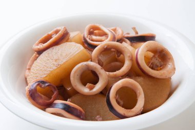 Dilimlenmiş mürekkep balığı ve turp.