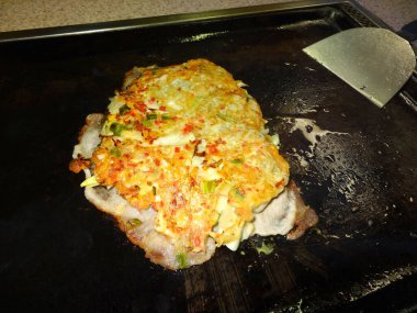 Sebze ve baharatlı kızarmış domuz eti.