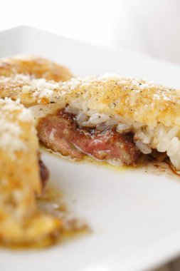 Arka planda pilavlı kızarmış et, yakın plan.