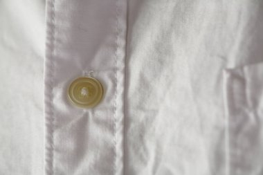 Giysilerdeki beyaz düğmeyi kapat