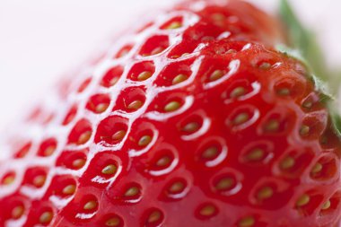 Açık arkaplanda taze olgun çileğin yakın plan görüntüsü 