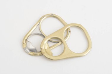 Beyaz arkaplandaki konserve açacağı kapakları