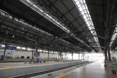 Şehirde gündüz vakti boş tren istasyonu 