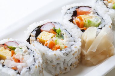 Suşi tabakta yuvarlanıyor, Asya yemekleri 