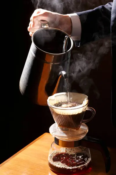 Человек Наливая Кофе Чашку Кофе — стоковое фото