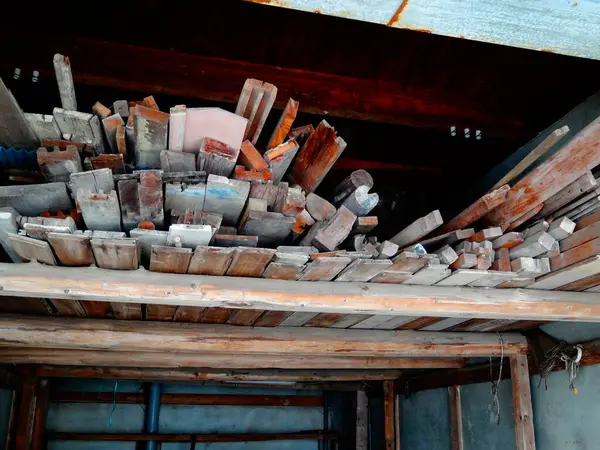 Raflara dizilmiş ahşap kalaslar.