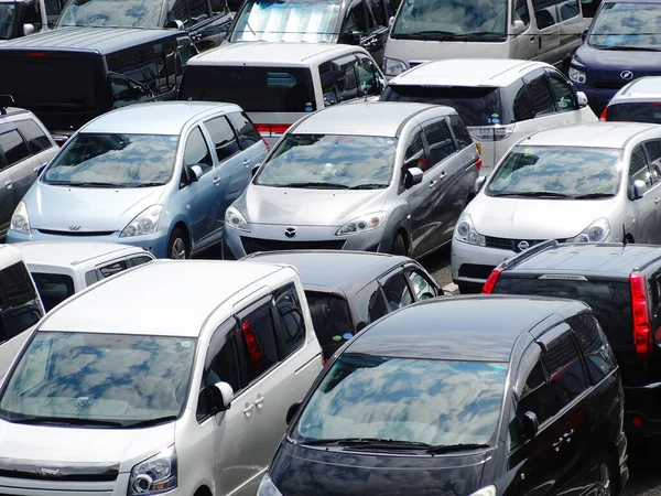 Arabalar yola park edilmiş..